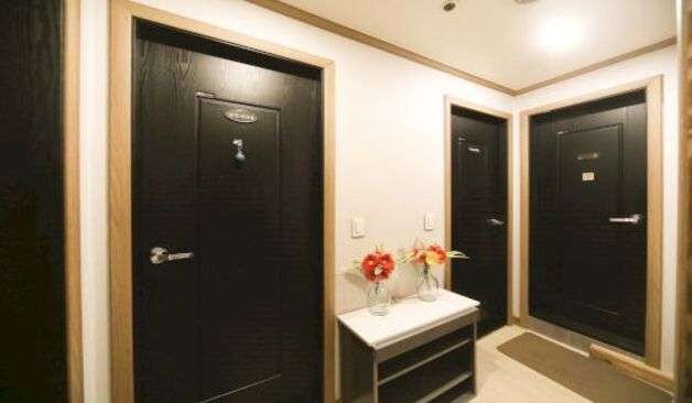 일산 주엽 퀸즈타이 복도 룸앞 이미지