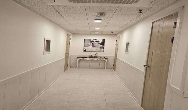 창원 상남동 캔디아로마 밝고 깔끔한 복도 이미지