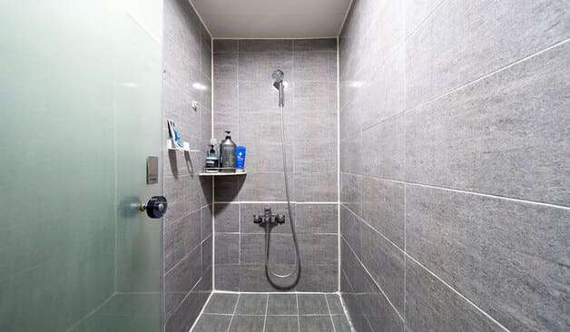 수원 인계동 개꿀테라피 회색톤의 샤워실 실제 샵사진