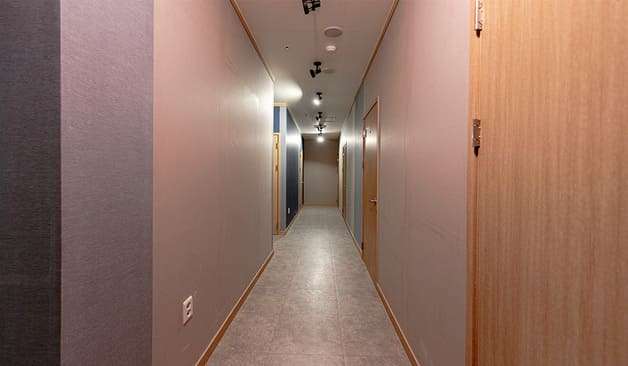 시흥 배곧 골드아로마테라피 깔끔한 복도 이미지3