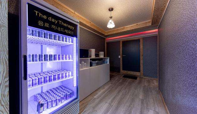 용인 기흥구 구갈동 더데이테라피 복도에 비치는 음료수 냉장고 사진