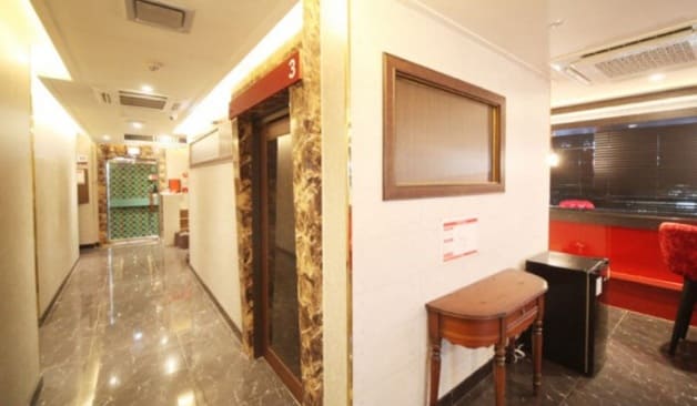 진주 시크릿 복도 측면