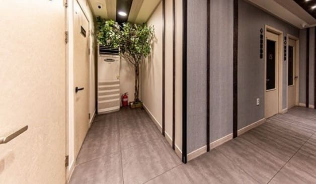 수원 인계동테라피 복도 측면