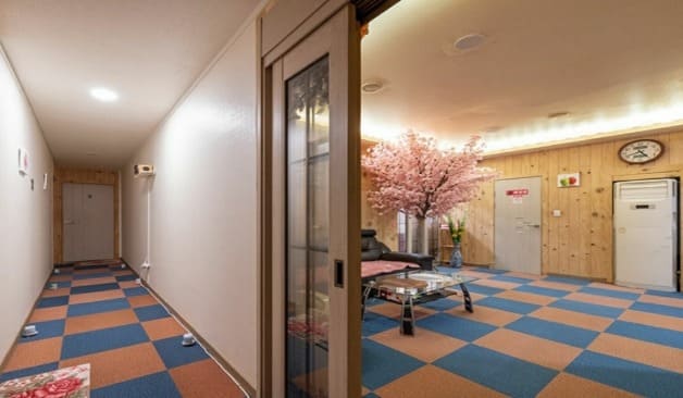 대구 노른자테라피 복도 입구